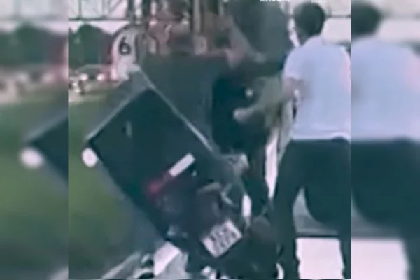 Durante a briga, a moto foi empurrada ao chão