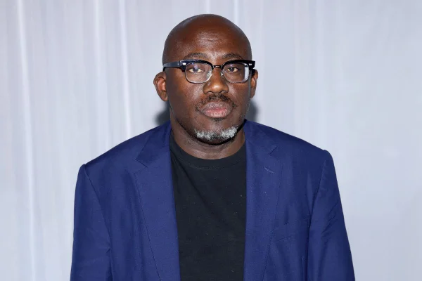 Na imagem com cor, o ex-editor-chefe da Vogue britânica Edward Enninful - Metrópoles