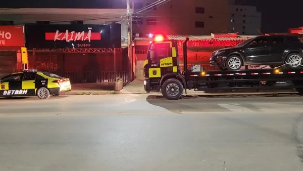 Detran flagra racha no Eixo Monumental e apreende carros. Veja vídeo
