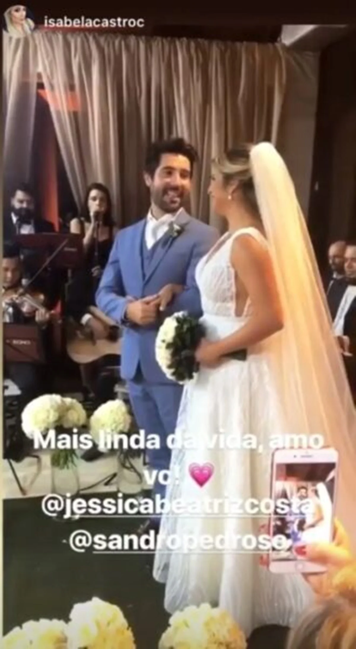 Sandro Pedroso e Jéssica Costa trocam olhares durante o casamento Sandro Pedroso e Jéssica Costa trocam olhares durante o casamento