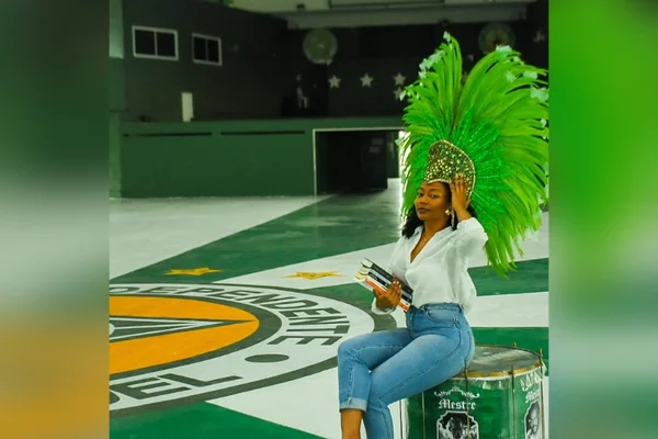 Professora e passista da escola Mocidade leva Carnaval à sala de aula