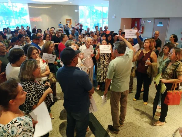 GDF corta gratificação da área social e aposentados ocupam Iprev