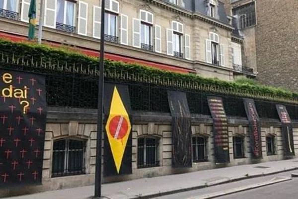 Protesto contra Bolsonaro na Embaixada do Brasil em Paris