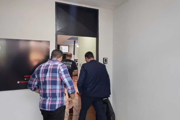 Imagem colorida mostra advogado sendo preso por atirar em morador de sua em MS - Metrópoles