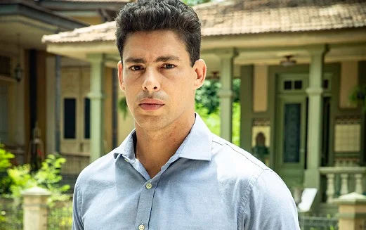 Cauã Reymond como Christian depois que ele toma o lugar do irmão, Renato, em Um Lugar ao Sol