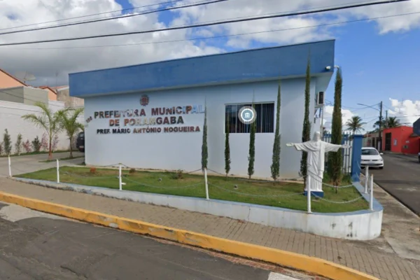 prédio de cor azulada