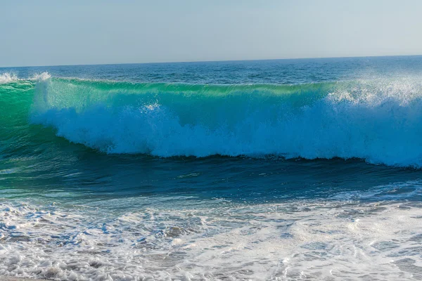 Foto colorida de onda em mar - Metrópoles