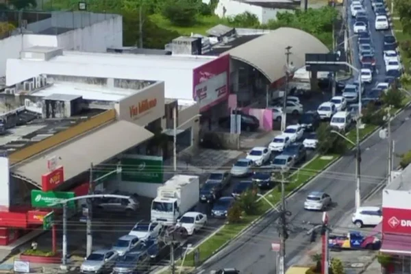 Foto colorida de engarrafamento em aracaju após apagao