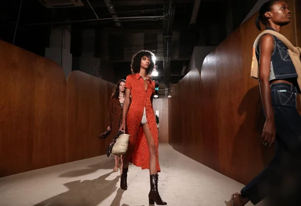 It Girl Alexa Chung faz sua estreia no London Fashion Week 2018