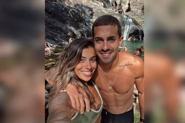 Imagem colorida mostra Flávia Vasconcelos e Yago Bezerra - Metrópoles