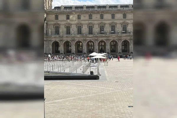 Polícia francesa fecha a frente do museu do Louvre, em Paris, após suspeita de bomba em mochila