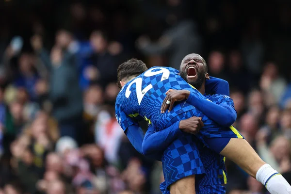 Chelsea vence Newcastle e torcida protesta contra sanções