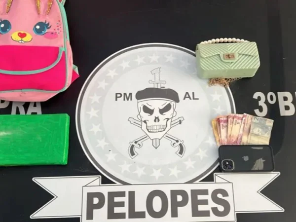 Foto colorida de droga aprrendida com a jovem de 18 anos - Metrópoles