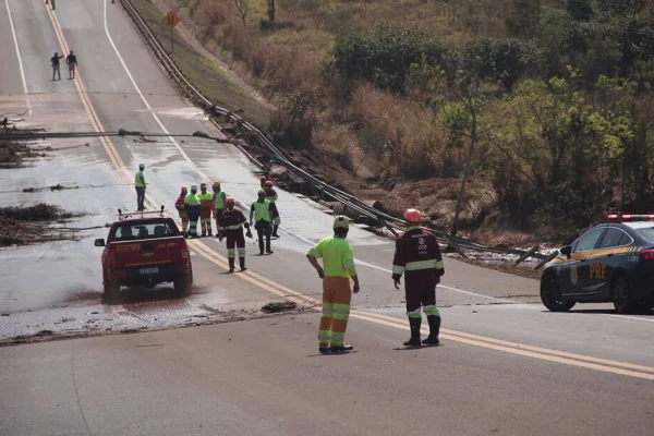 Imagem colorida das esquipes de segurança avaliando outras áreas após rompimento de barragem - Metrópoles