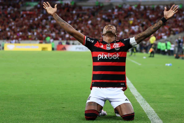 Imagme colorida de Bruno Henrique comemorando gol do Flamengo - Metrópoles