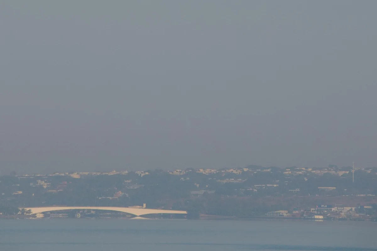 Névoa seca encobre Brasília nesta manhã, reduzindo a visibilidade e alterando a paisagem da capital. O fenômeno é resultado do tempo seco e ventos fortes típicos deste período. Névoa seca encobre Brasília nesta manhã, reduzindo a visibilidade e alterando a paisagem da capital. O fenômeno é resultado do tempo seco e ventos fortes típicos deste período.