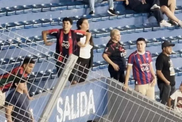 Imagem colorida de jogador do Cerro Porteño fazendo gesto racista- Metrópoles