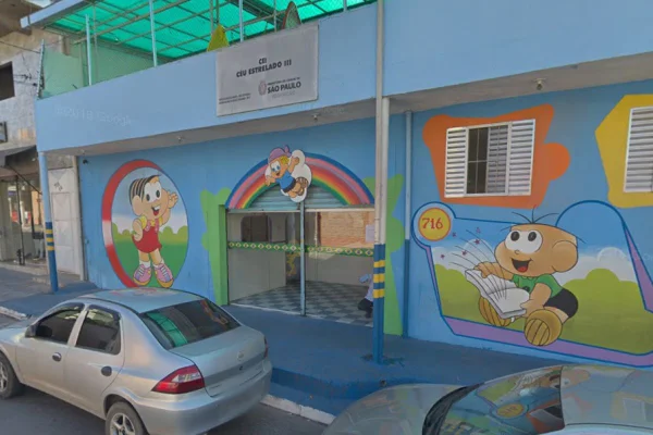Fachada de creche tem parede azul e desenhos com Mônica e Cebolinha, personagens da Turma da Mõnica - Metrópoles