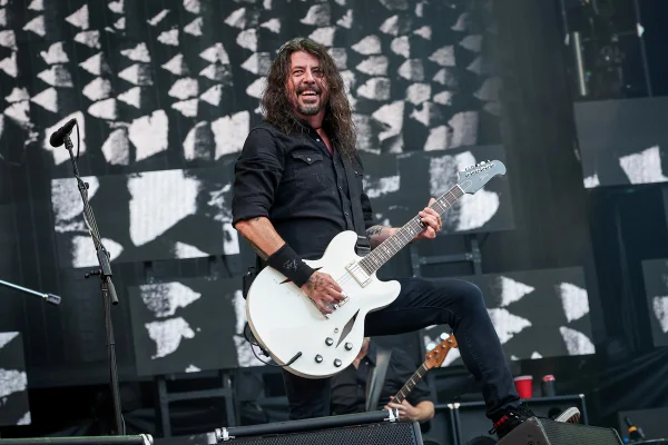 Foto colorida de Dave Grohl, do Foo Fighters - Metrópoles