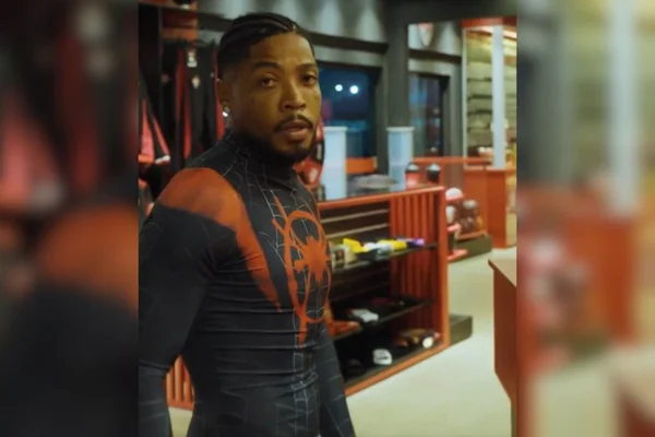 Vestido de Homem-Aranha, Marinho é anunciado como reforço do Vitória