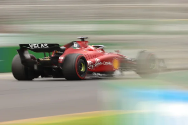 Ferrari domina treinos e Leclerc prevê novo duelo com Verstappen