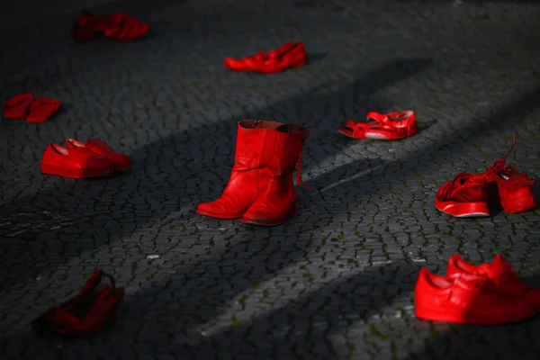 foto com cor. Zapatos Rojos, de Elina Chauvet - metrópoles