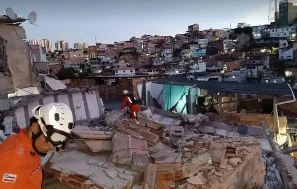 Prédio que desabou em Salvador estava com sobrecarga de peso