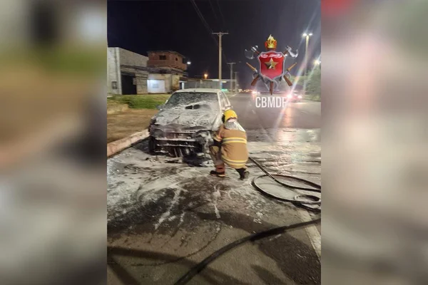Imagem colorida de carro que pegou fogo no DF - Metrópoles