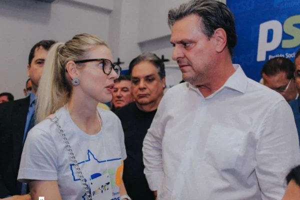 Foto colorida do ministro da Agricultura, Carlos Fávaro, com a filha Rafaela Fávaro - Metrópoles