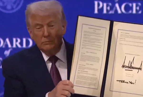 Donald Trump assina Conselho da Paz