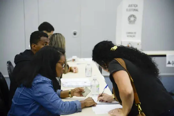 Foto colorida de eleitora do Rio de Janeiro votam para presidente no segundo turno no maior colégio eleitoral da capital, Expo Mag, na Cidade Nova - Metrópoles