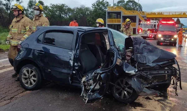 Carro destruído após acidente