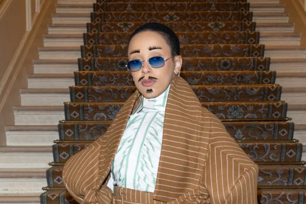 Doja Cat com bigode falso - bigode feminino - Metrópoles