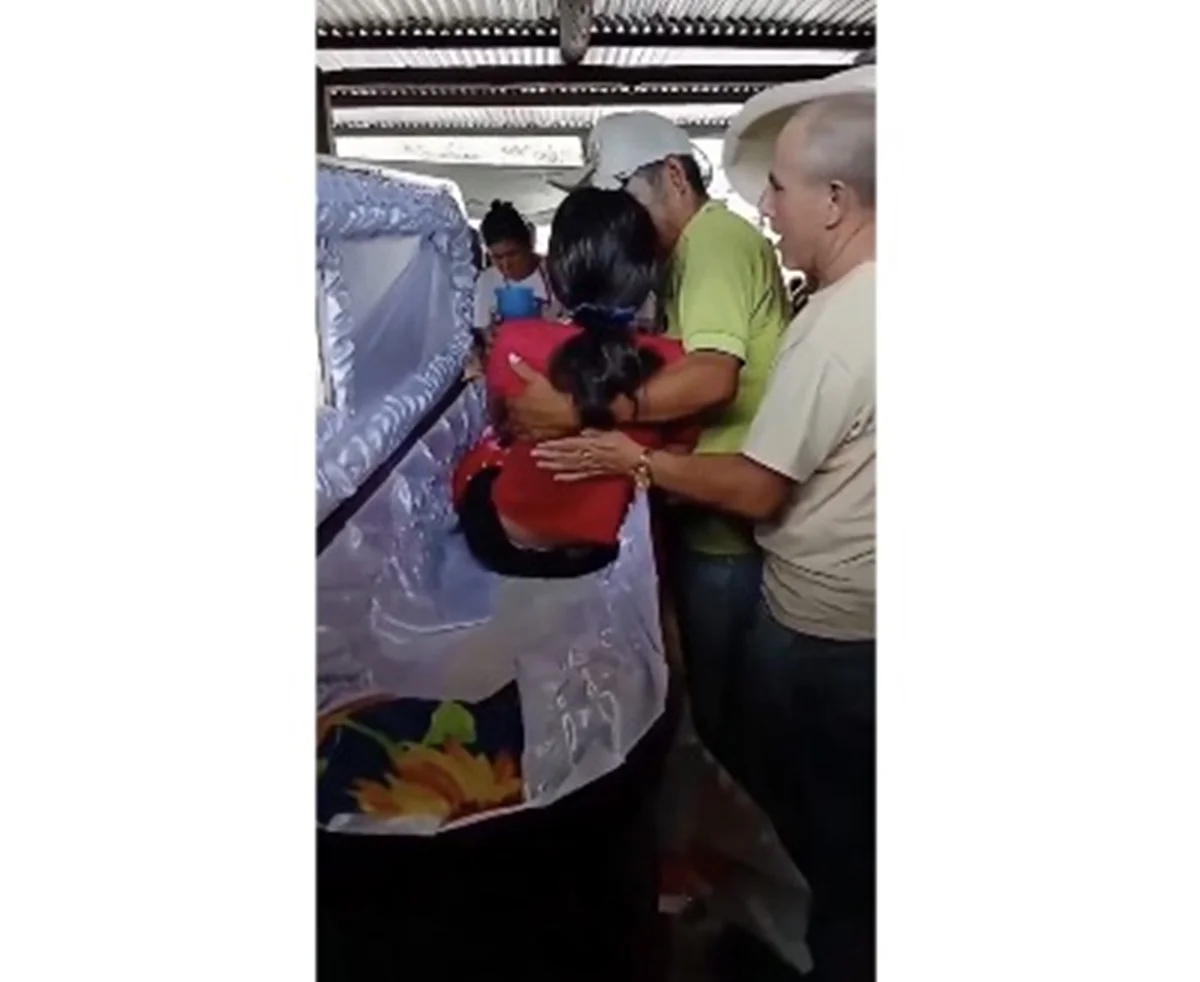 Adolescente acordou durante próprio velório na Guatemala Adolescente acordou durante próprio velório na Guatemala