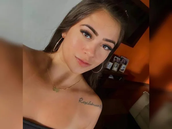 Imagem de mulher branca, com cabelo preto e blusa preto - Metrópoles