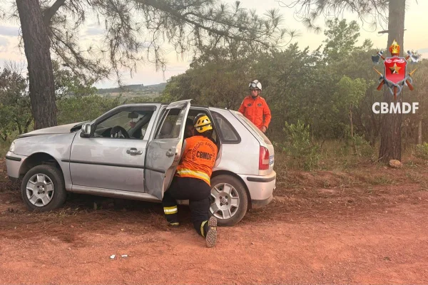 Carro bate em árvore e deixa pessoa gravemente ferida no DF