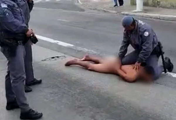 Vídeo: em surto, homem pelado ataca carros na zona sul de São Paulo