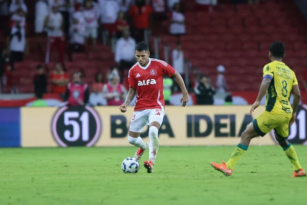 Imagem colorida de jogadores de Internacional e Mirassol - Metrópoles