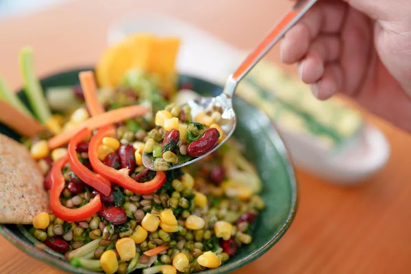 Foto colorida de um prato colorido com legumes - Metrópoles