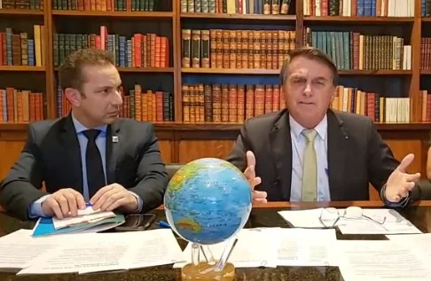 Bolsonaro diz que “tanto faz” se vacina dada a sua mãe foi Coronavac