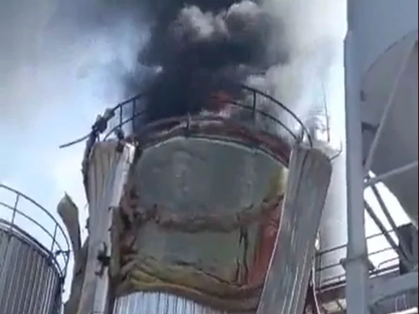 Incêndio atinge tanque industrial com massa asfáltica em Suzano; vídeo