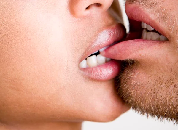 Gosta de morder? Saiba como fazer de forma gostosa e segura