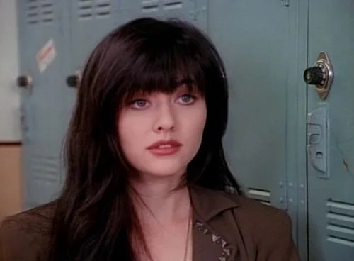 Batalhando contra câncer de mama, Shannen Doherty raspa a cabeça