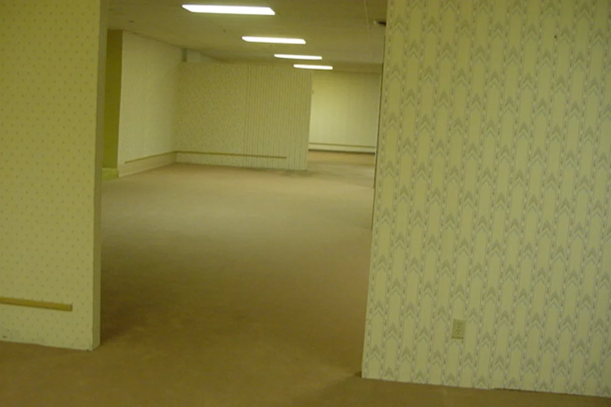 Foto que deu origem à lenda dos Backrooms em 2019 Foto que deu origem à lenda dos Backrooms em 2019