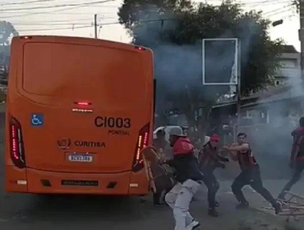Vídeo: confusão entre torcidas termina com destruição de ônibus