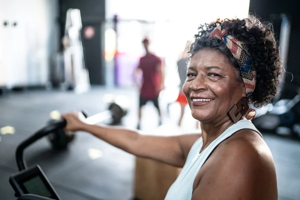 Retrato de uma senhora idosa fazendo exercícios em uma academia, malhando na terceira idade
