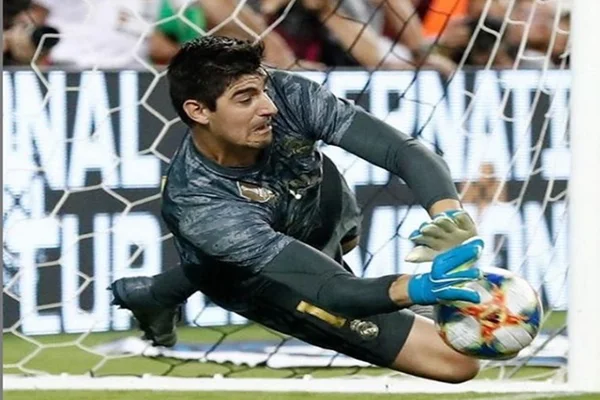 Courtois defende pênalti