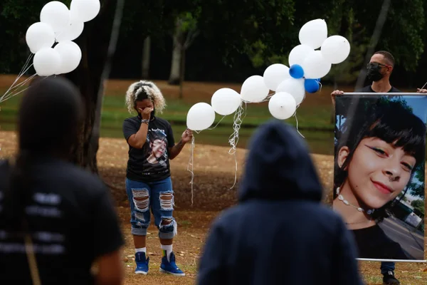 familia e amigos fazem homenagem a jovem assassinada por amigos em goiânia