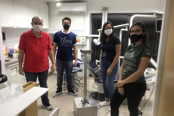 pessoas de máscara em sala