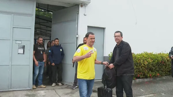 foto colorida de Allan Turnowski deixando presídio